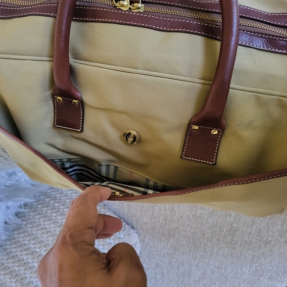 Burberry Tan and Brown Duffel Bag with Timeless Elegance - Picture 11 of 11